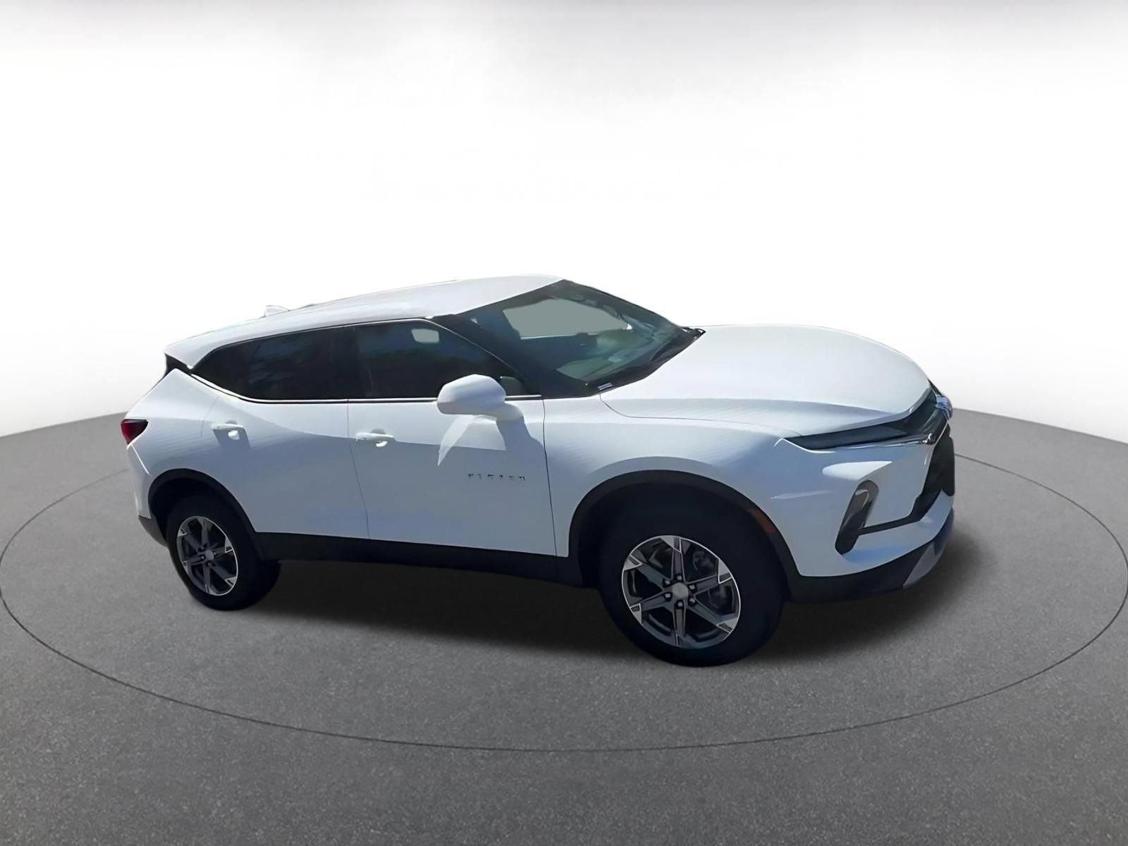 Used 2026 Chevrolet Blazer LT FWD image 2