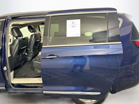 Used 2017 Chrysler Pacifica Limited FWD image 28