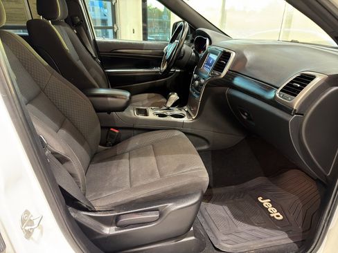 Used 2021 Jeep Grand Cherokee Laredo image 25