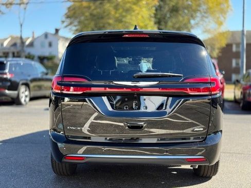 New 2026 Chrysler Pacifica Select image 5