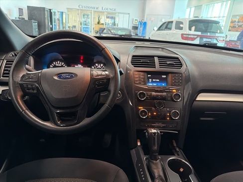 Used 2018 Ford Explorer XLT FWD image 25