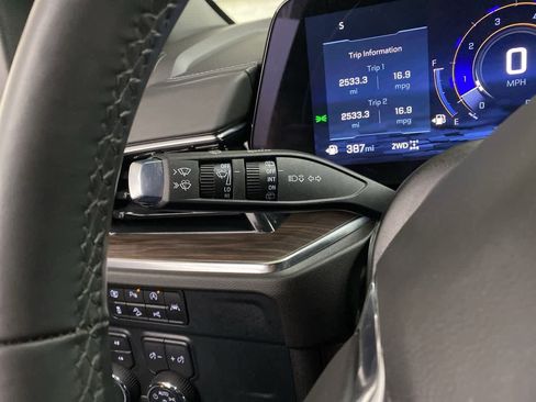 Used 2025 Chevrolet Suburban Z71 image 23