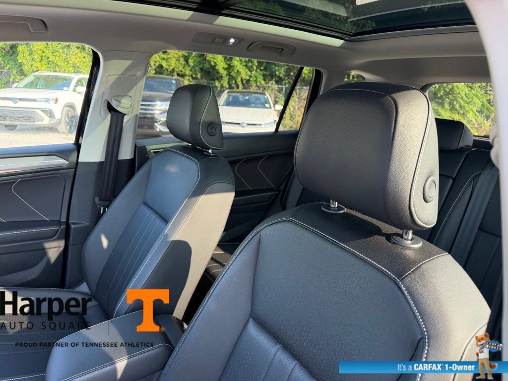 Used 2024 Volkswagen Tiguan SE w/ Panoramic Sunroof Package FWD image 11