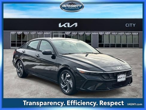 Used 2025 Hyundai Elantra Sport image 1