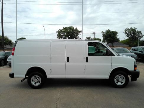 Used 2020 Chevrolet Express 2500 w/ Driver Convenience Package RWD image 4