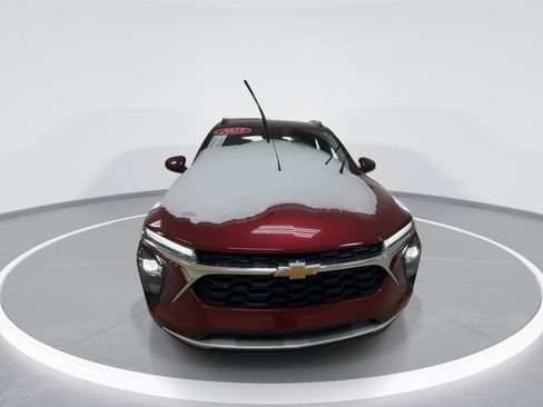 Used 2025 Chevrolet Trax LT w/ LT Convenience Package image 3