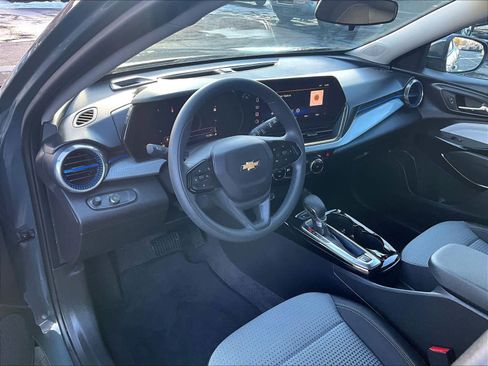 Used 2025 Chevrolet Trax LT image 8