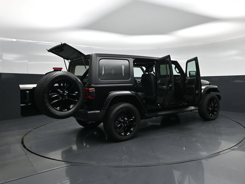 Used 2023 Jeep Wrangler Unlimited Sahara AWD/4WD image 6