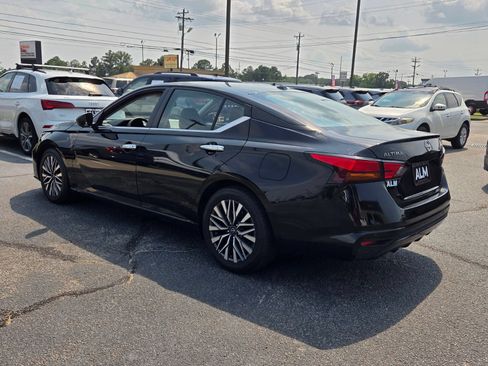 Used 2025 Nissan Altima 2.5 SV FWD image 9