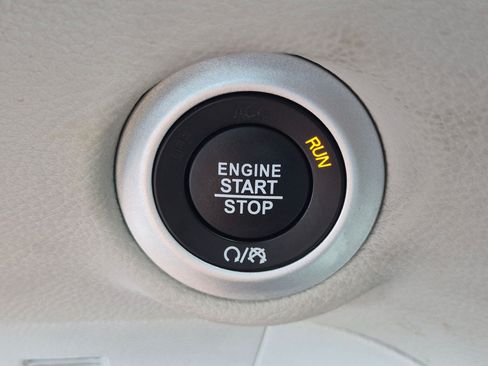 Used 2024 Chrysler Pacifica Limited FWD image 23