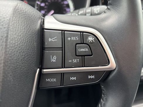 Used 2023 Toyota Highlander XLE image 27