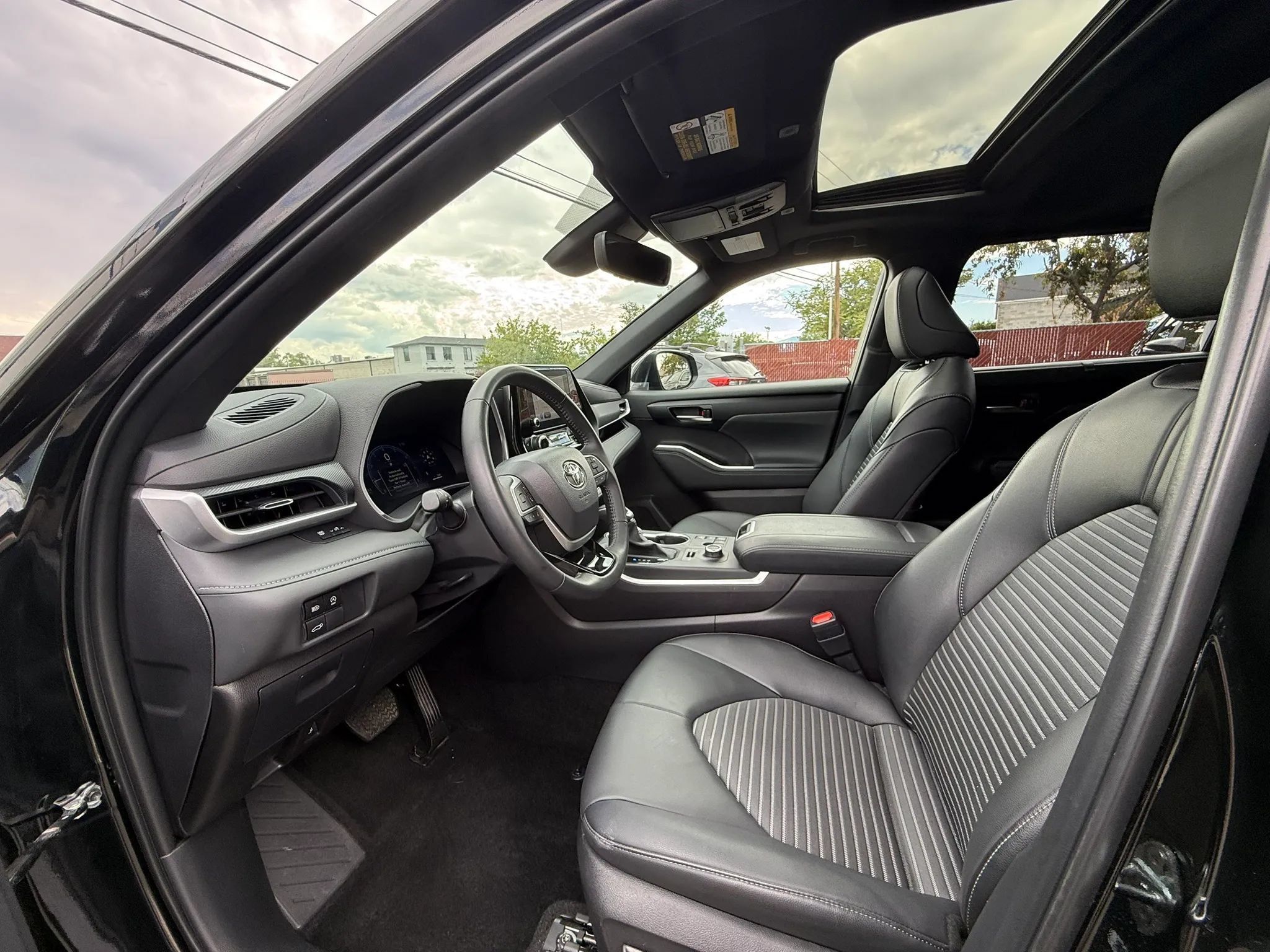 Used 2025 Toyota Highlander XSE AWD/4WD image 10