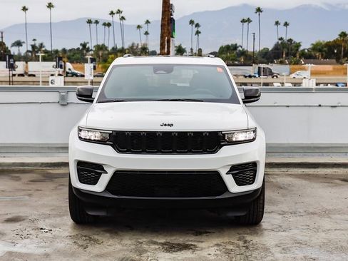 Certified 2025 Jeep Grand Cherokee Altitude image 3