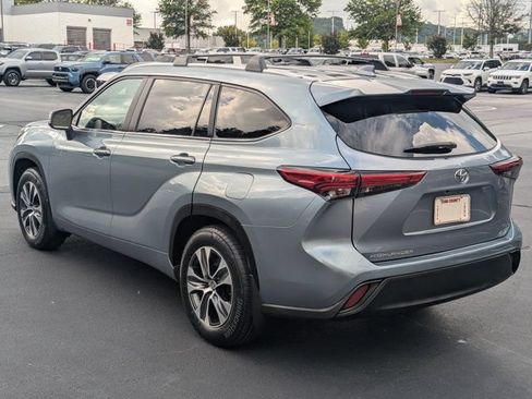 Used 2023 Toyota Highlander XLE FWD image 5