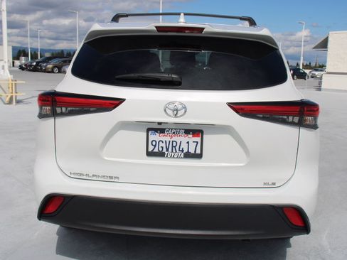Used 2023 Toyota Highlander XLE FWD image 4