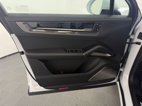 Certified 2025 Porsche Cayenne Turbo image 24