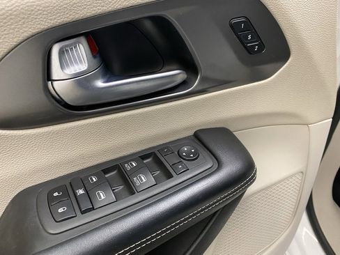 Used 2022 Chrysler Pacifica Touring-L image 27