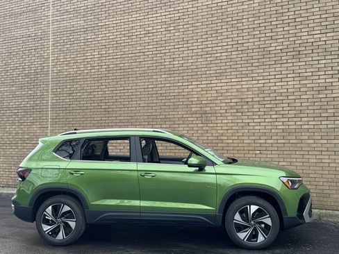 New 2026 Volkswagen Taos SE image 5