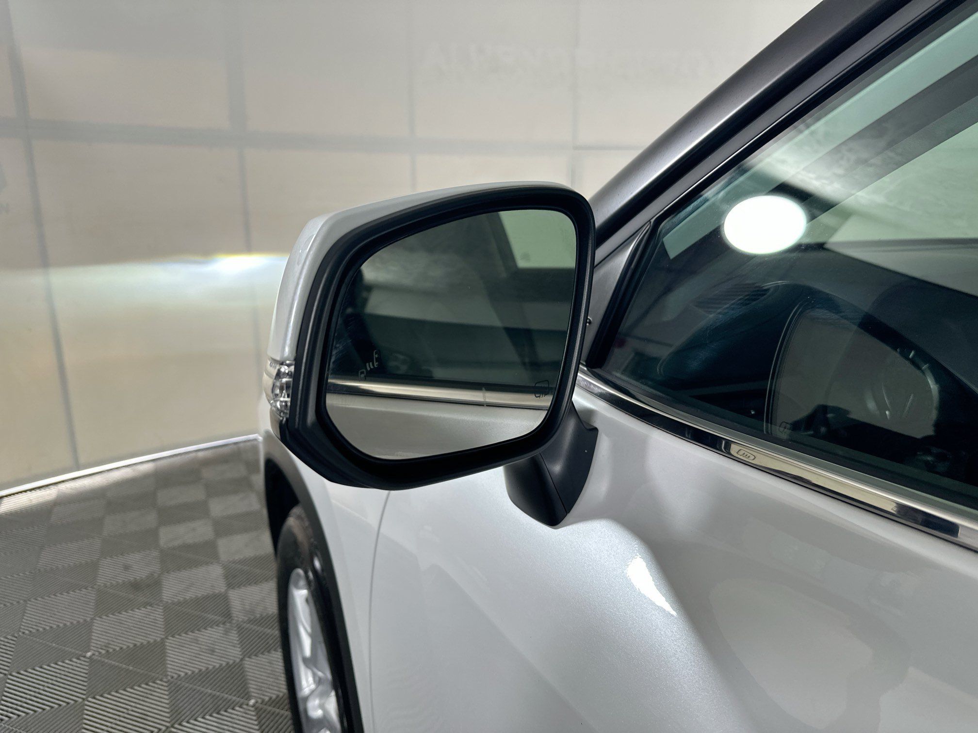 Used 2025 Toyota Highlander LE FWD image 10