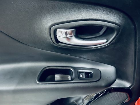 Used 2017 Jeep Renegade Altitude w/ Safety & Security Group FWD image 34