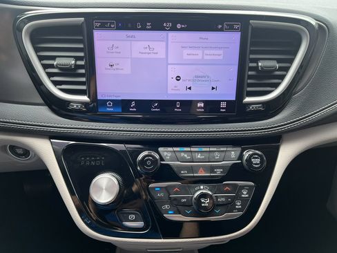 Used 2023 Chrysler Pacifica Touring-L image 24