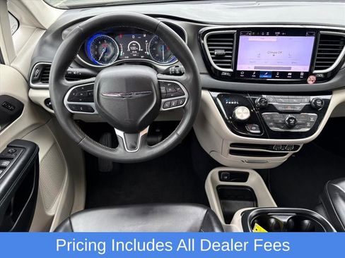 Used 2023 Chrysler Pacifica Touring-L FWD image 19