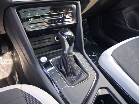 New 2026 Volkswagen Taos SE FWD image 9