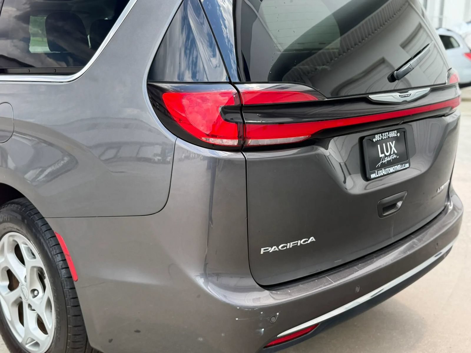 Used 2023 Chrysler Pacifica Limited FWD image 12