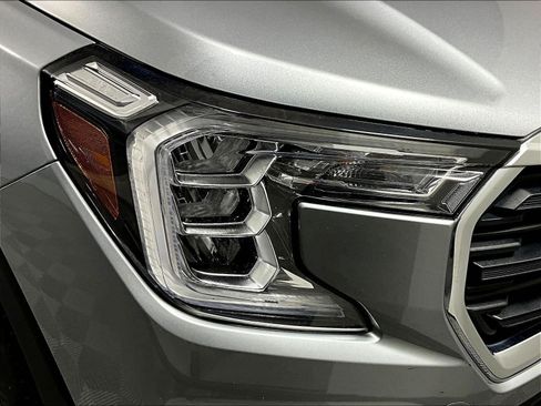 Used 2024 GMC Terrain SLE FWD image 31