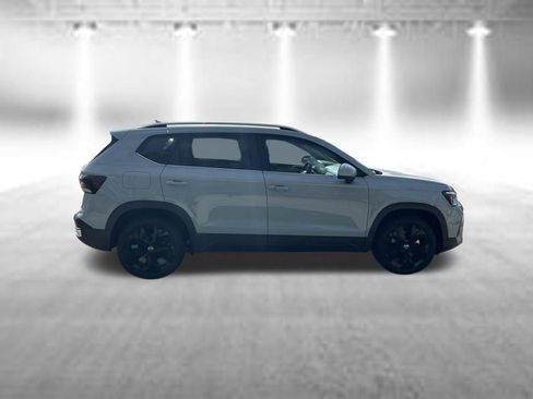 Certified 2025 Volkswagen Taos SE w/ Panoramic Sunroof Package FWD image 6
