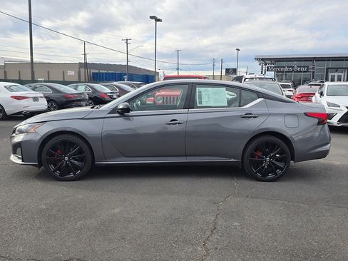 Used 2023 Nissan Altima 2.5 SR w/ SR Premium Package image 2