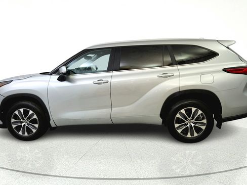 Used 2023 Toyota Highlander XLE AWD/4WD image 4