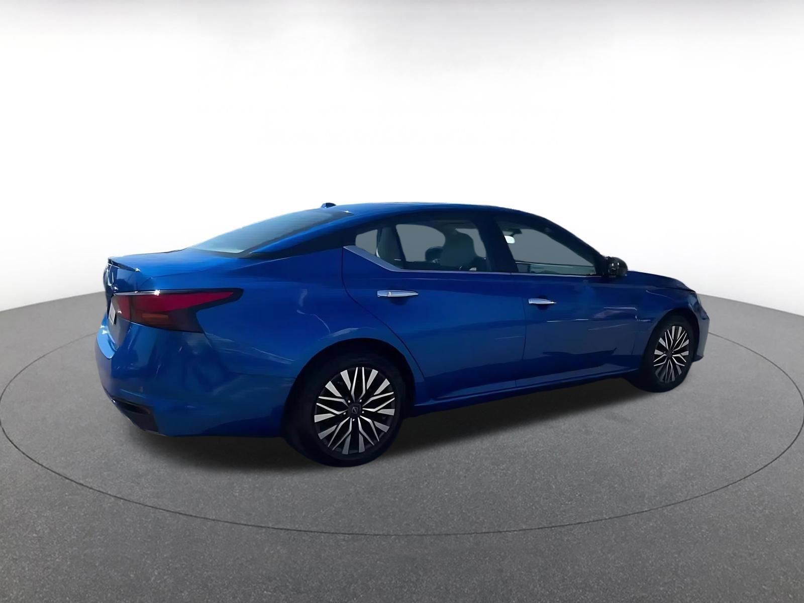 Used 2025 Nissan Altima 2.5 SV FWD image 13