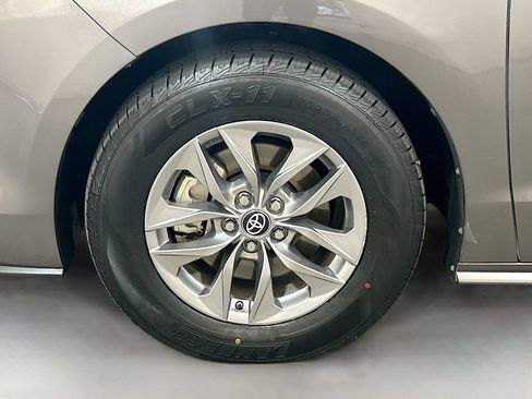 Used 2023 Toyota Sienna XLE FWD image 30