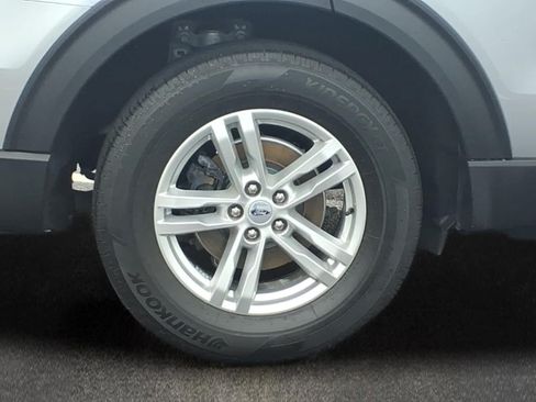 Used 2023 Ford Explorer XLT AWD/4WD image 3