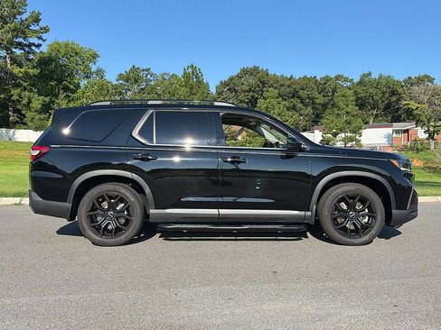 Used 2025 Honda Pilot Touring image 2