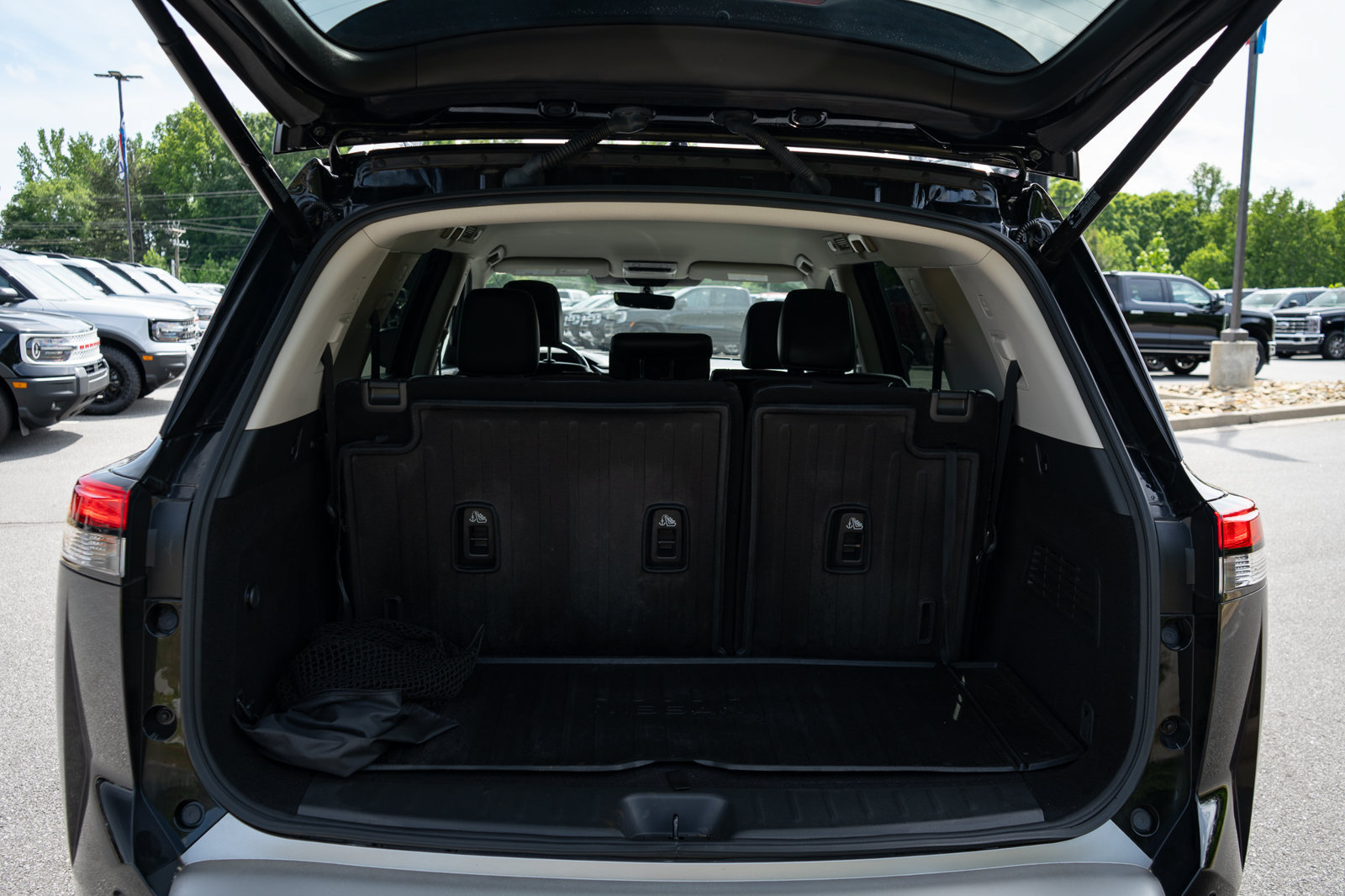 Used 2024 Nissan Pathfinder SL w/ Black Appearance Package FWD image 9