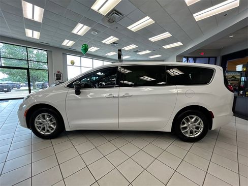 New 2025 Chrysler Pacifica Select image 9