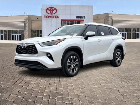New 2026 Toyota Highlander XLE image 2