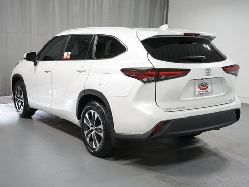 Certified 2024 Toyota Highlander XLE image 6