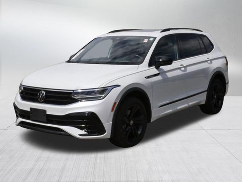 Certified 2023 Volkswagen Tiguan SE R-Line FWD image 3