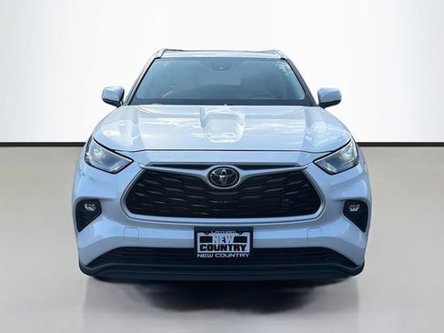 Used 2022 Toyota Highlander XLE AWD/4WD image 2