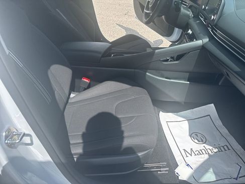 Used 2025 Hyundai Elantra Blue image 21