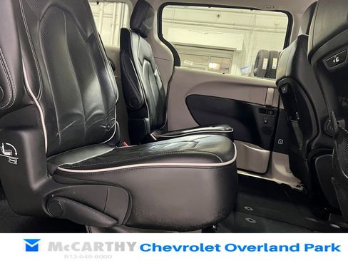 Used 2023 Chrysler Pacifica Limited image 34
