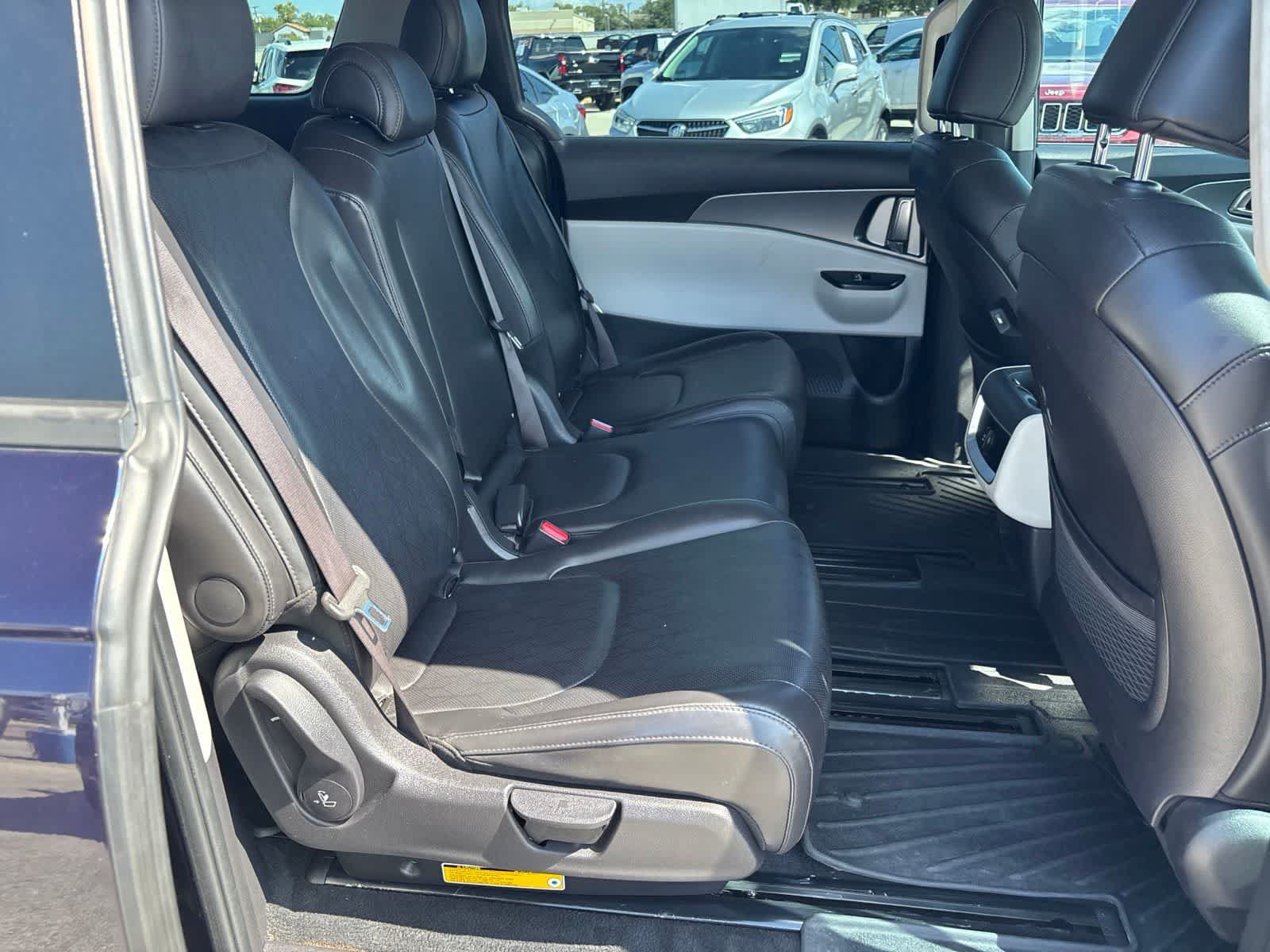 Used 2023 Kia Carnival LX FWD image 13