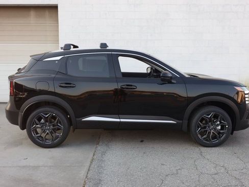 New 2025 Nissan Kicks SR image 3