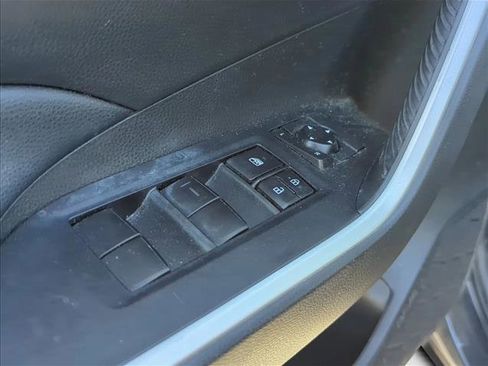 Used 2020 Toyota RAV4 LE image 9