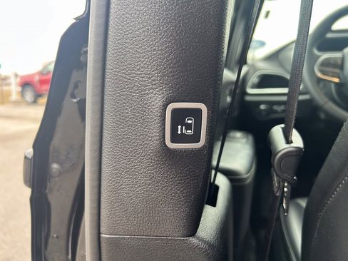 Used 2025 Chrysler Pacifica Select image 33