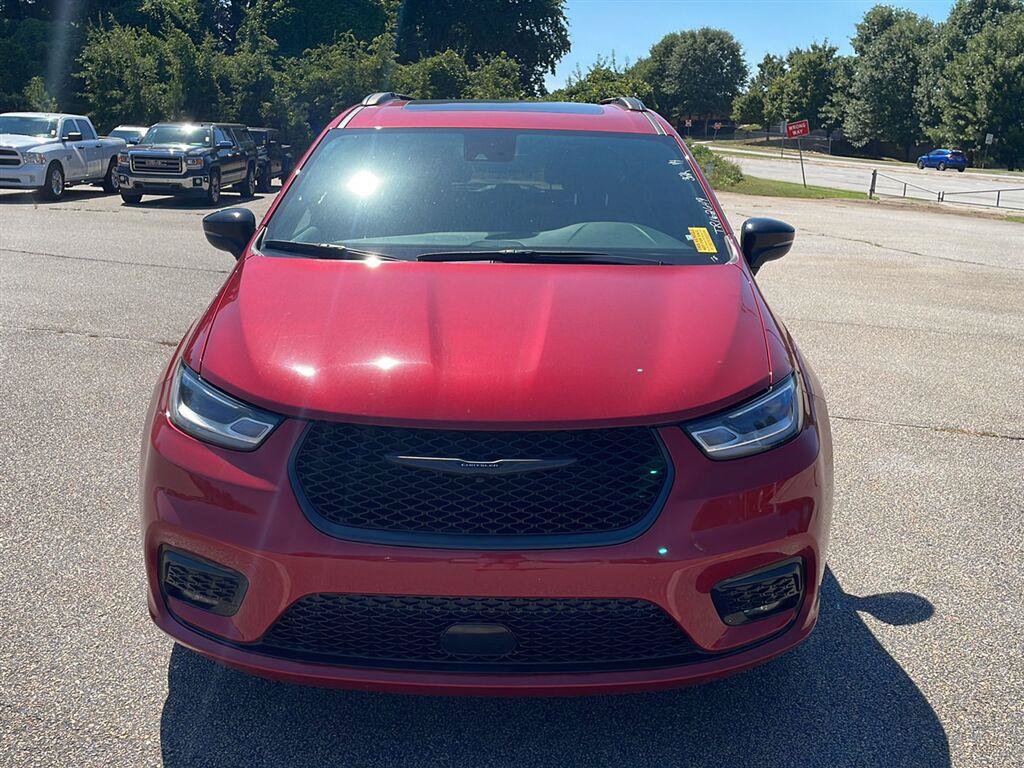 Used 2026 Chrysler Pacifica Limited w/ S Appearance Package FWD image 2