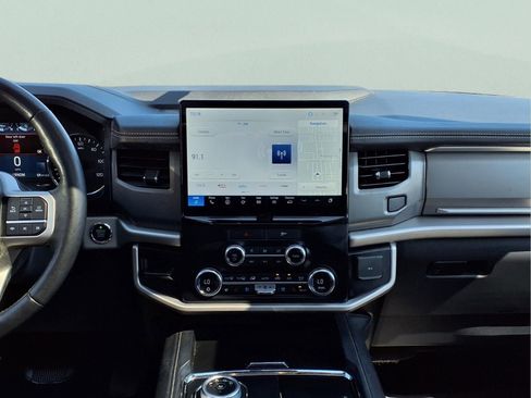 Used 2022 Ford Expedition XLT image 16